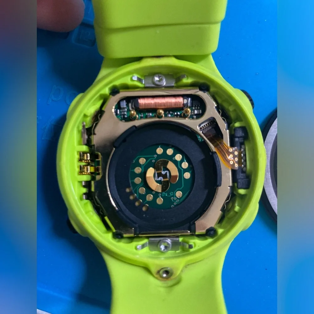Suunto D4i slime green dive watch, PARTS OR RESTORE, buttons loose, new battery
